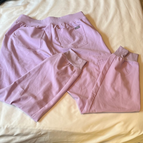 FIGS Lavender Haze Set-Catarina 1-Pkt Top in L & Zamora Petite Jogger Pant in M - Picture 5 of 5